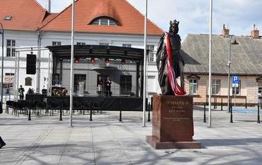 Pomnik Kr&oacute;la Przemysła II zdobi już nasze miasto.  122