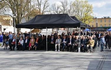 Pomnik Kr&oacute;la Przemysła II zdobi już nasze miasto.  123