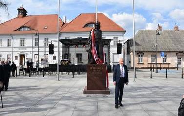 Pomnik Kr&oacute;la Przemysła II zdobi już nasze miasto.  127