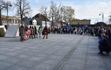 Pomnik Kr&oacute;la Przemysła II zdobi już nasze miasto.  128