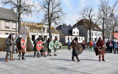 Pomnik Kr&oacute;la Przemysła II zdobi już nasze miasto.  134