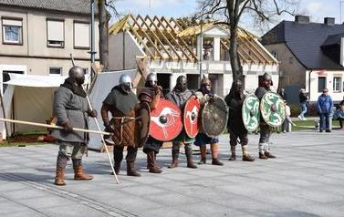 Pomnik Kr&oacute;la Przemysła II zdobi już nasze miasto.  135