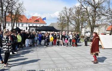 Pomnik Kr&oacute;la Przemysła II zdobi już nasze miasto.  138