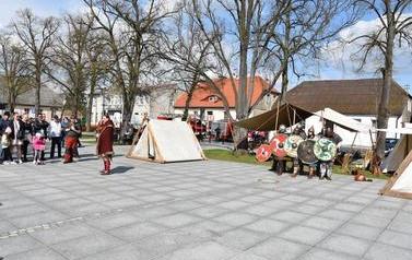 Pomnik Kr&oacute;la Przemysła II zdobi już nasze miasto.  141