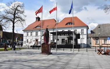 Pomnik Kr&oacute;la Przemysła II zdobi już nasze miasto.  143