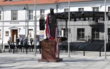 Pomnik Kr&oacute;la Przemysła II zdobi już nasze miasto.  145