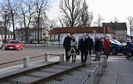 Delegacja sympatyk&oacute;w Koła i Dyrektor Szkoły SP2