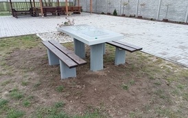 Zdjęcia po 5. Stolik do gry w szachy i chińczyka