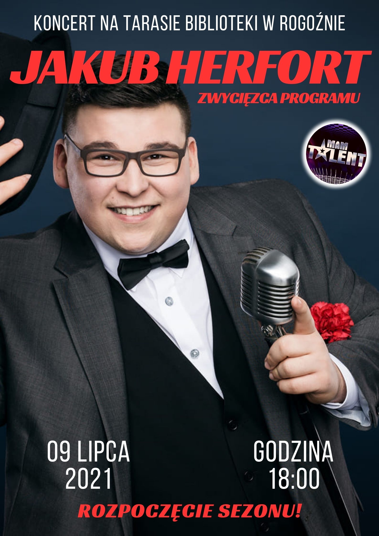 zdjęcie Jakuba Herforta trzymającego mikrofon