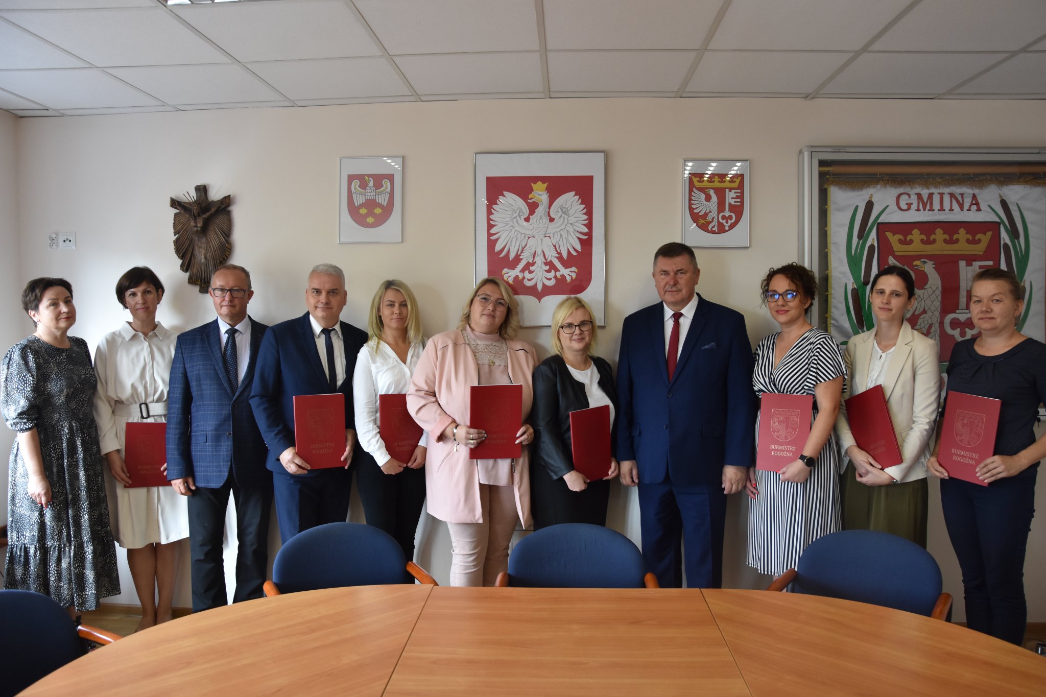 nominacje nauczycieli ludzie stojący pod ścianą