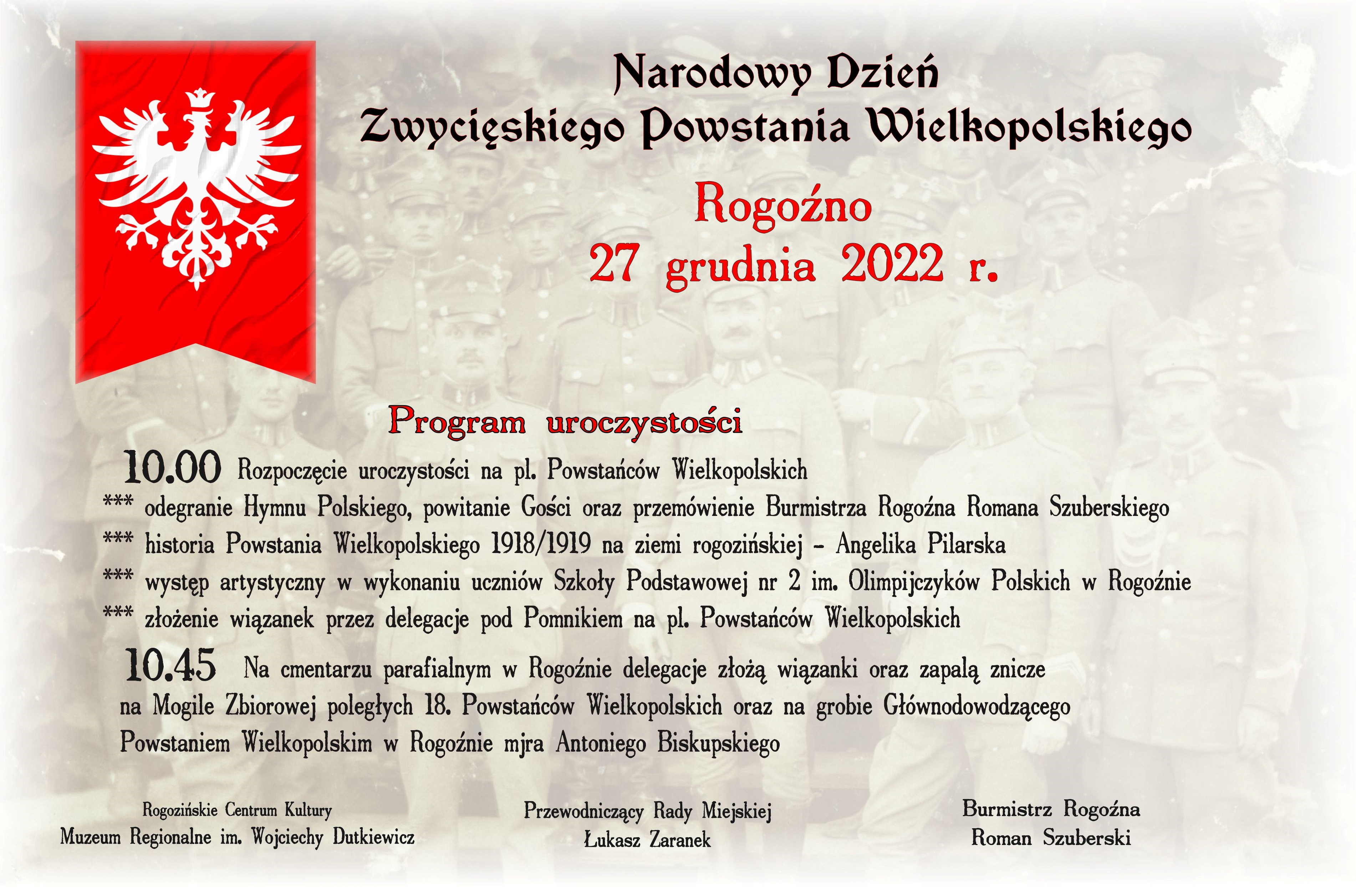 plakat Powstanie Wielkopolskie 2022 czarny i czerwony tekst na tle zdjęcia żołnierzy powstania wielkopolskiego, po lewej stronie na górze flaga powstania
