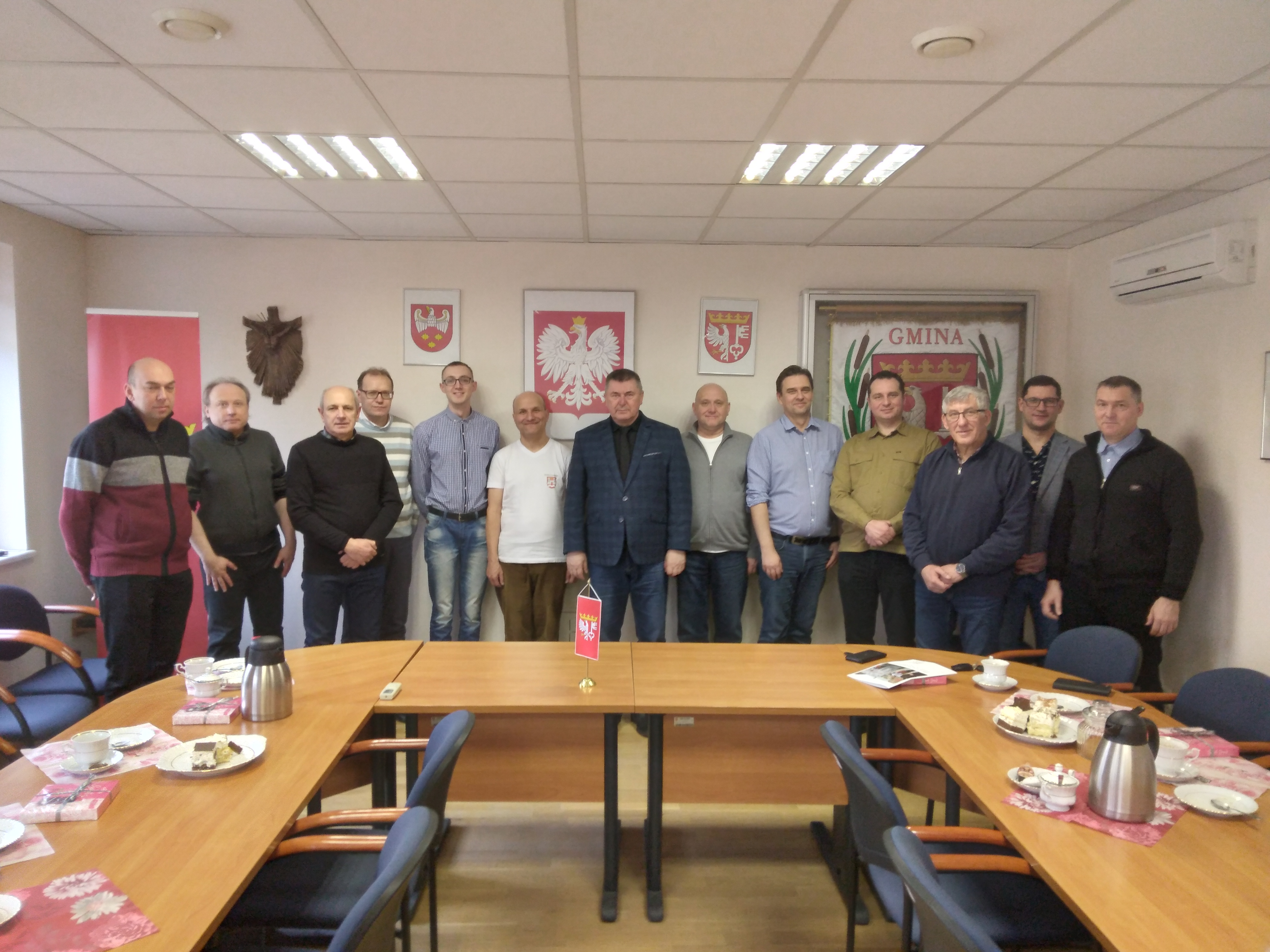 Zdjęcie przedstawia pan&oacute;w pracujących w&nbsp;Urzędzie Miejskim, kt&oacute;rzy spotkali się z&nbsp;okazji Dnia Mężczyzny i&nbsp;z wizytującym Gminę Rogoźno panem Tomaszem Pawłowskim znanym jako Tomasz Wędrowniczek.