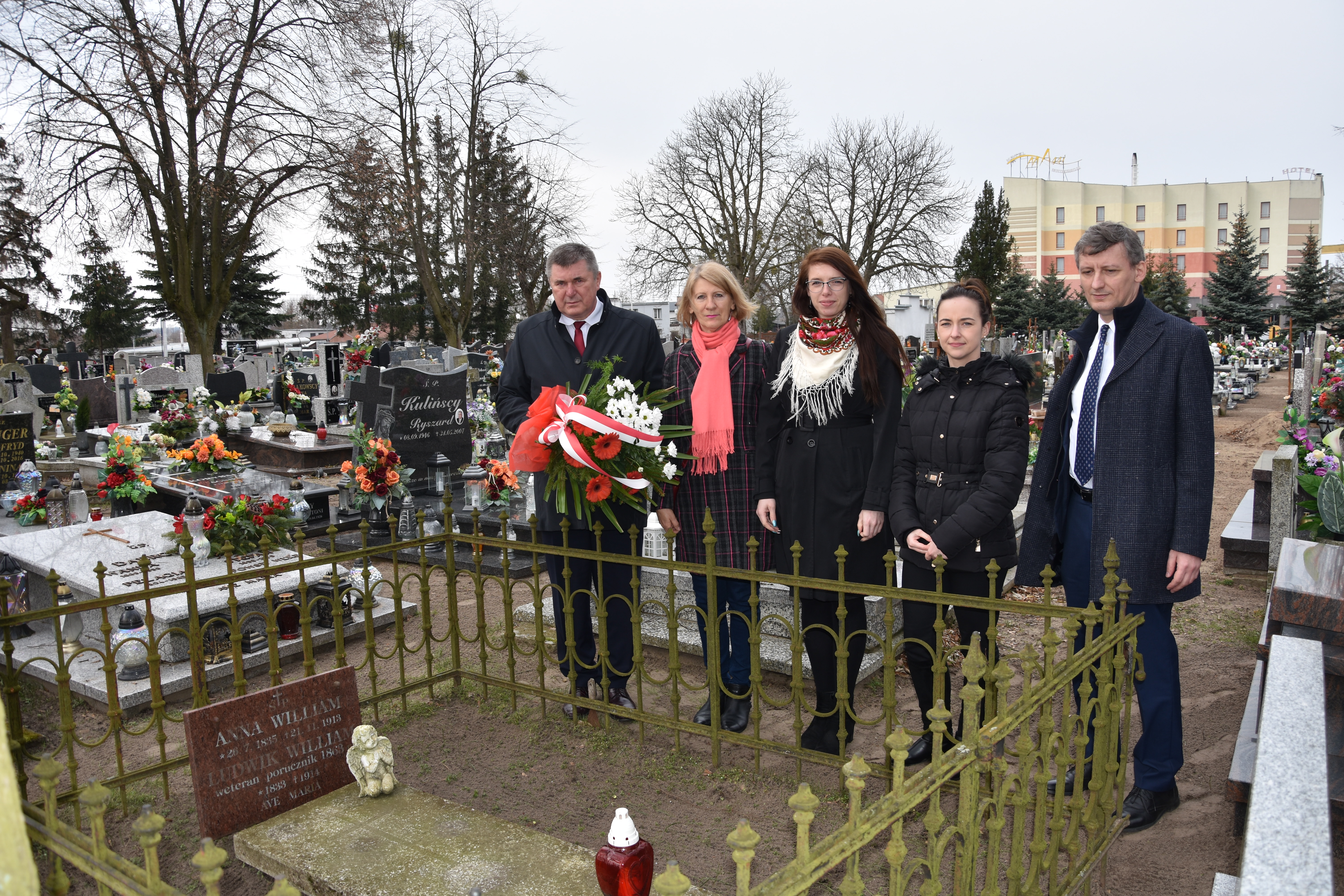w 160 rocznicę bitwy pod Olszakiem w&nbsp;hołdzie Ludwikowi Williamowi mieszkańcowi Rogoźna wiązankę kwiat&oacute;w składa Burmistrz i&nbsp;urzędnicy