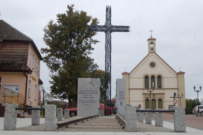 Kościół_pw-_św_Ducha_z_pomnikiem_Sybiraków