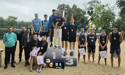 Fotografia przedstawia uczestników drugiego turnieju grand prix w siatkówce plażowej RogoVolley 2026
