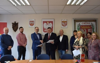 Zdjęcie do Podpisanie um&oacute;w na termomodernizację szk&oacute;ł