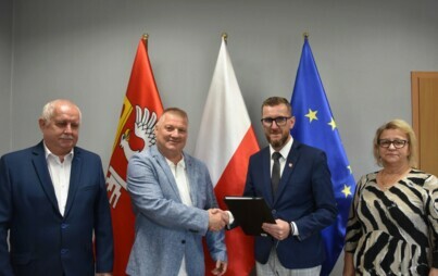 Zdjęcie do Podpisanie umowy na budowę sieci kanalizacji sanitarnej dla Słomowa
