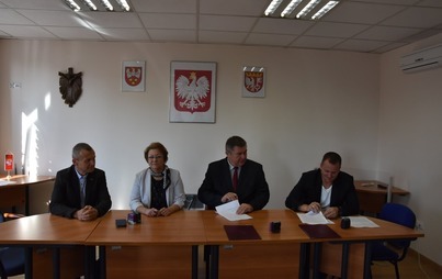 Zdjęcie do Podpisano umowę na przebudowę drogi w Garbatce