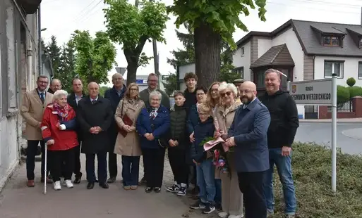 Zdjęcie do Uroczyste odsłonięcie tablicy z nazwą Ronda im. Zygmunta Wierzbickiego w Rogoźnie