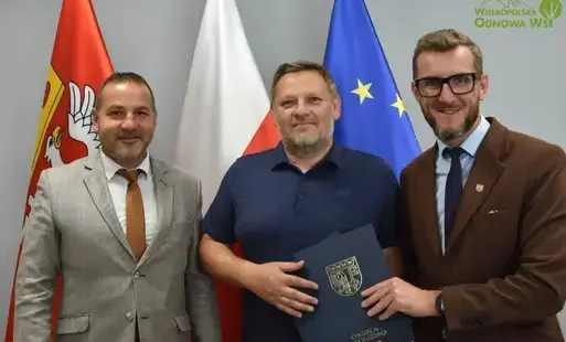 Zdjęcie do &bdquo;Jaracz pięknieje &ndash; nowa jakość boiska w sercu Wielkopolskiej Wsi&rdquo; - podpisanie umowy